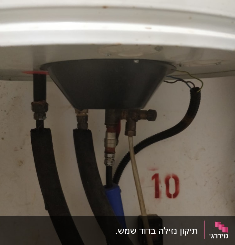 צינורות ומחברים מתחת לדוד שמש